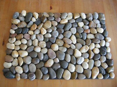 Морские камешки - отличный декор для камина