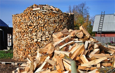 Так традиционно складывают дрова, к примеру, в Брянской области