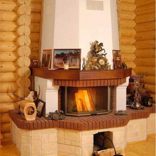 Угловой камин в деревянном доме